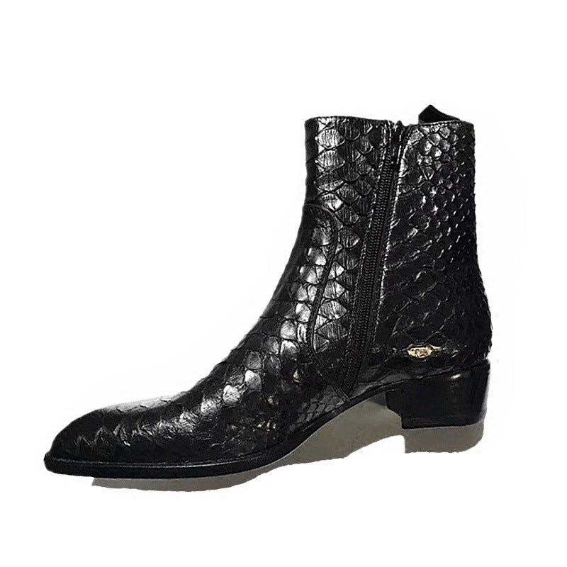 Bottes Chelsea noires en cuir effet serpent avec fermeture éclair latérale et bout amande, vue de coté