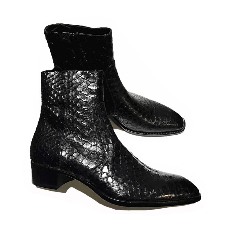 Bottes Chelsea noires en cuir effet serpent avec fermeture éclair latérale et bout amande, vue de coté.