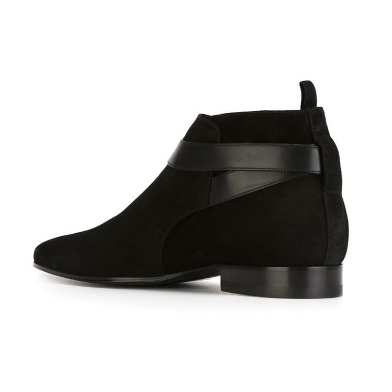  Bottes à cheville en cuir suède avec une bride ornementée d'une boucle métallique, vue latéral de l'arrière