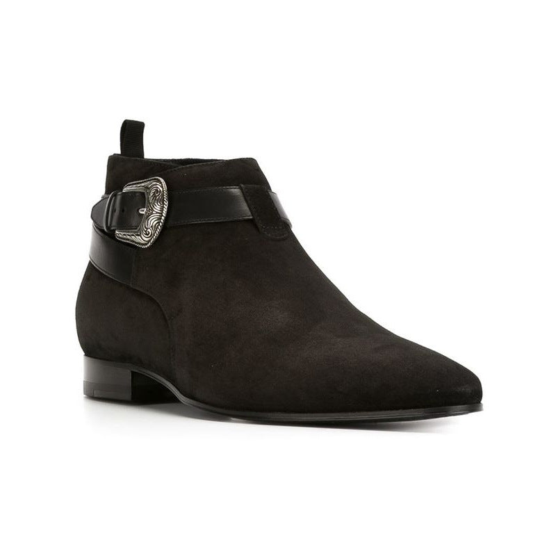  Bottes à cheville en cuir suède avec une bride ornementée d'une boucle métallique, vue latéral de l'avant