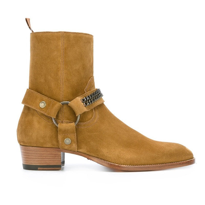 Bottes cowboy en daim couleur chameau avec une chaîne et bout pointu, vue de coté