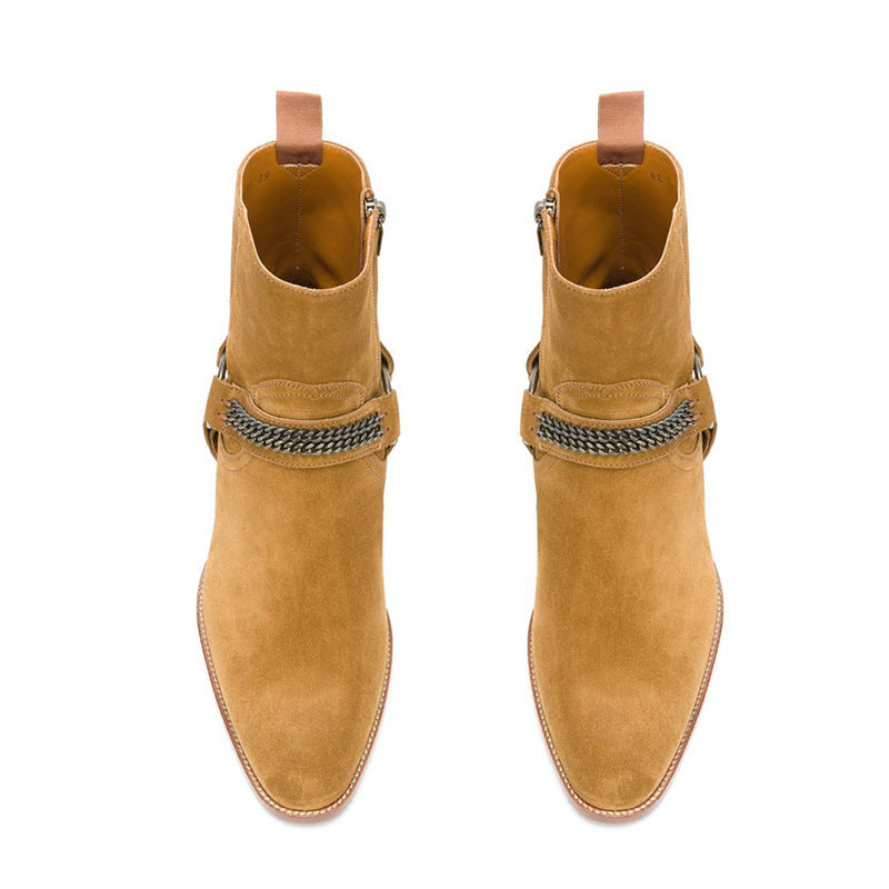Bottes cowboy en daim couleur chameau avec une chaîne et bout pointu, vue frontale