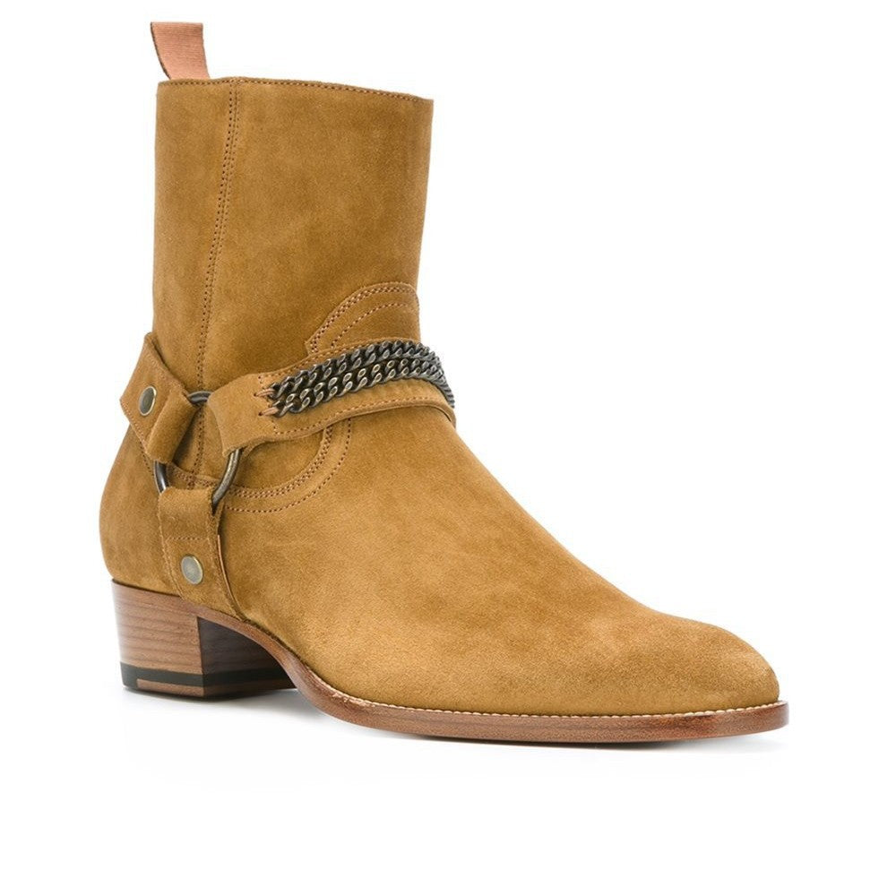 Bottes cowboy en daim couleur chameau avec une chaîne et bout pointu, vue latéral de face