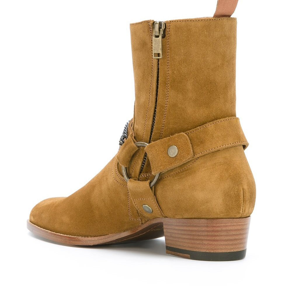Bottes cowboy en daim couleur chameau avec une chaîne et bout pointu, vue latéral de l'arrière