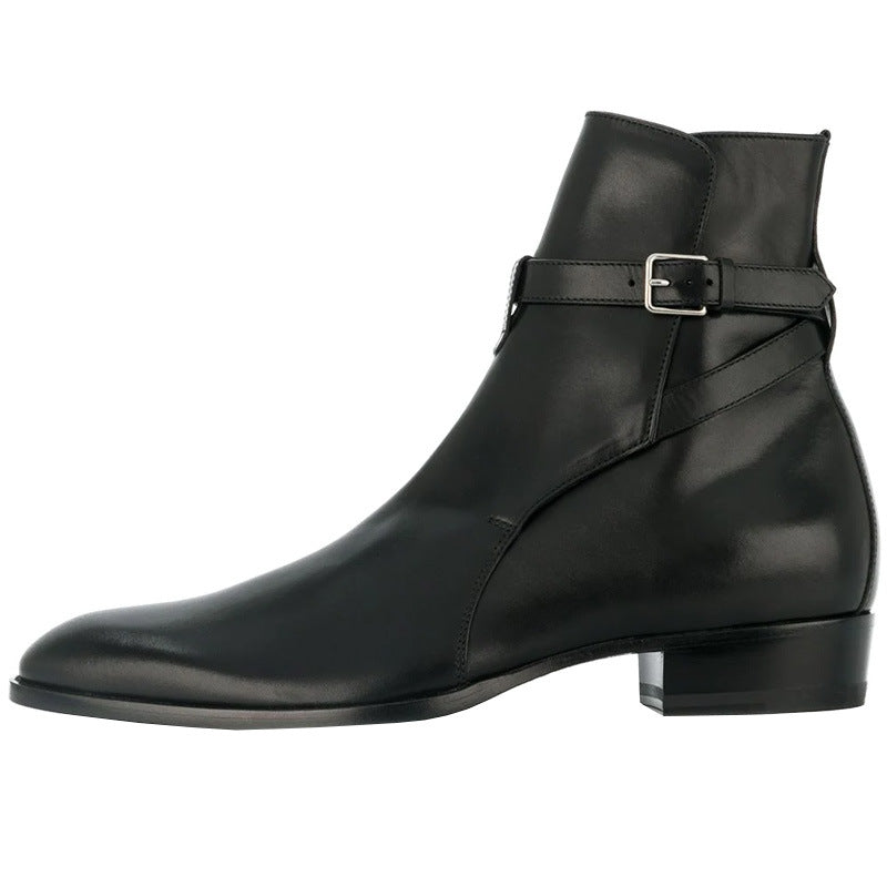 Bottes noir en cuir véritable lisse avec une bride de cheville et bout amande, vue de coté.