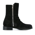 Bottes zippées homme en daim noir avec fermeture éclair latérale et bout amande, talon bas, vue de coté