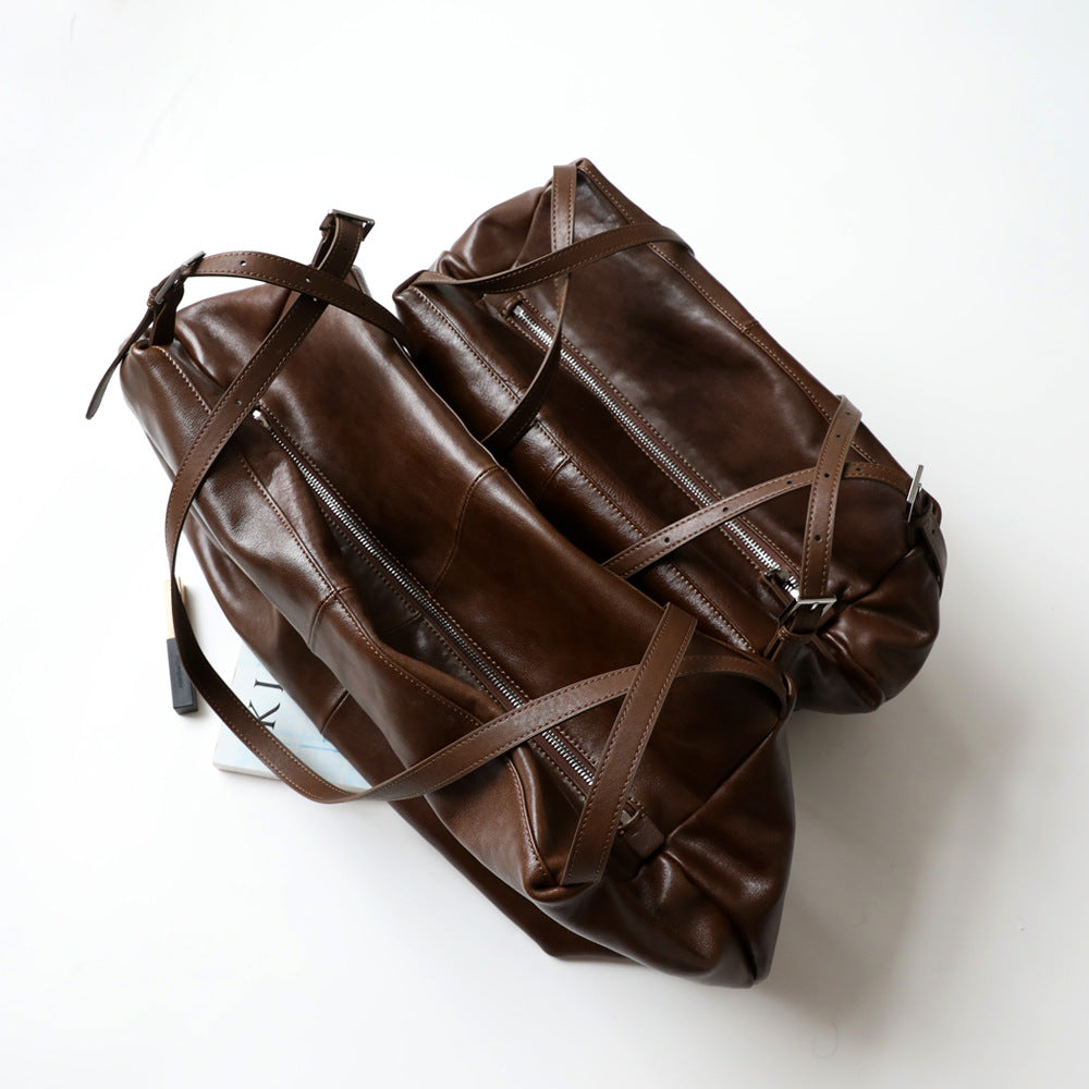 Grand sac unisex en cuir de vachette tanné végétal, taille petits et grands, coloris marron foncé, vue de ciel.