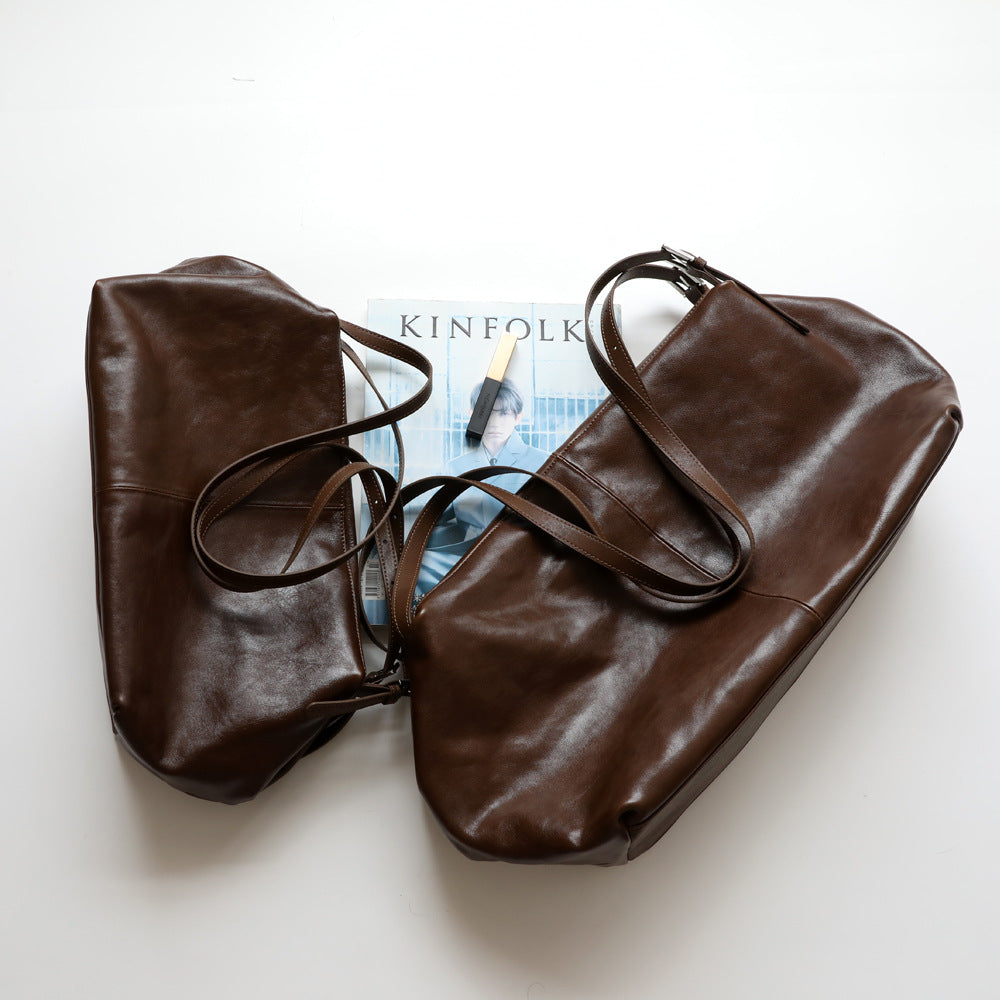 Grand sac unisex en cuir de vachette tanné végétal, taille petits et grands, coloris marron foncé, vue de ciel