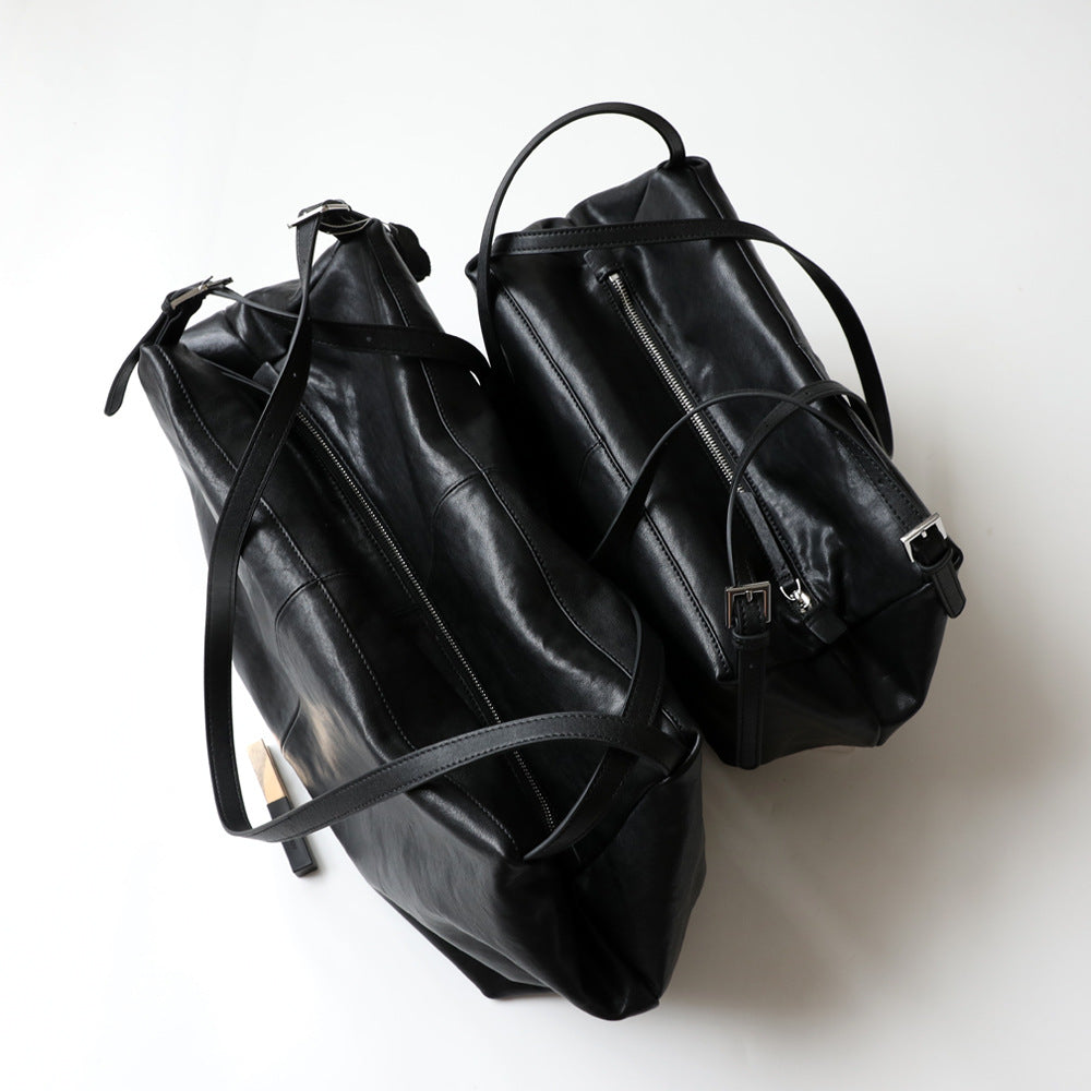 Grand sac unisex en cuir de vachette tanné végétal, taille petits et grands, coloris noir, vue de ciel