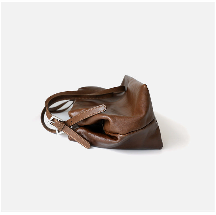 Grand sac unisex en cuir de vachette tanné végétal, taille petits et grands, porté épaule, coloris marron foncé