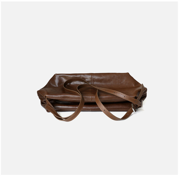 Grand sac unisex en cuir de vachette tanné végétal, taille petits et grands, porté épaule, coloris marron foncé, vue frontale 