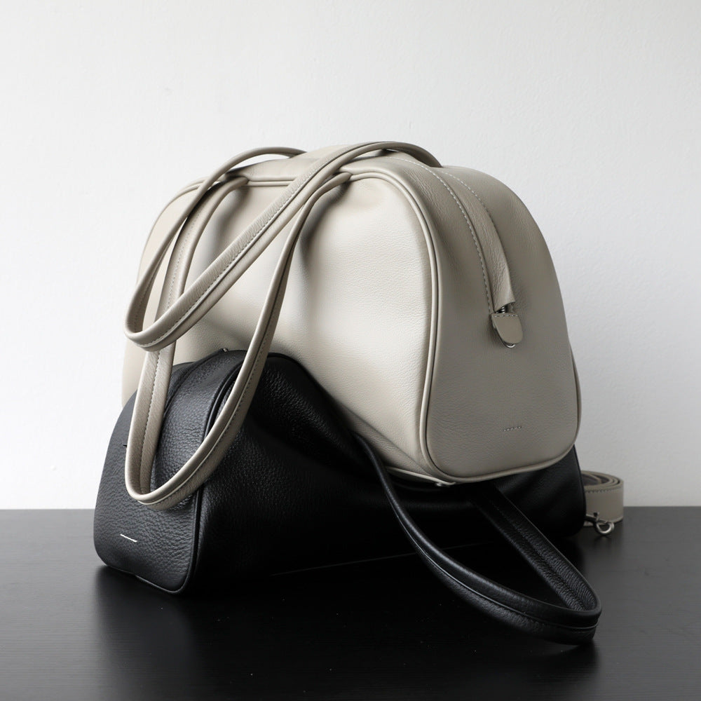 Sac Boston en cuir pleine fleur, sac bandoulière spacieux et élégant, coloris blanc, noir – vue latéral
