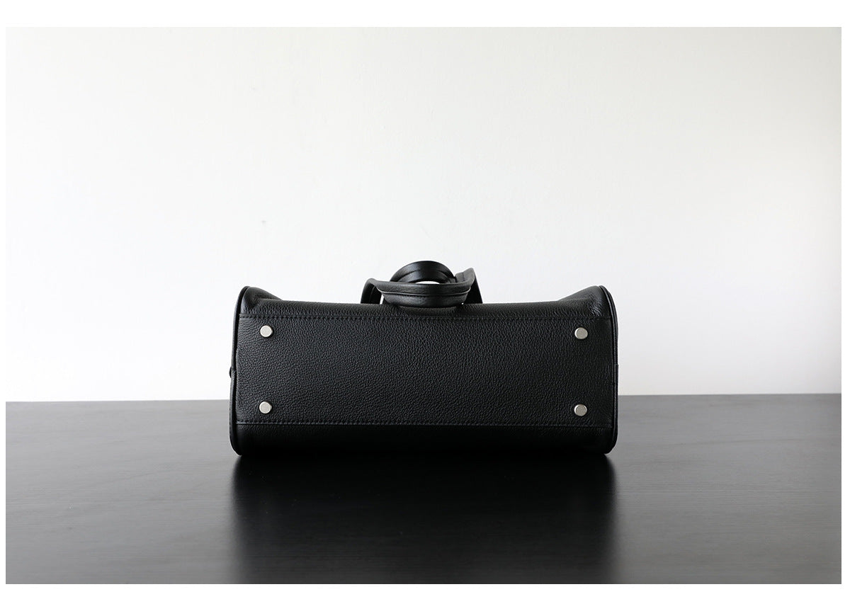 Sac Boston en cuir pleine fleur, sac bandoulière spacieux et élégant, coloris noir – vue de bas