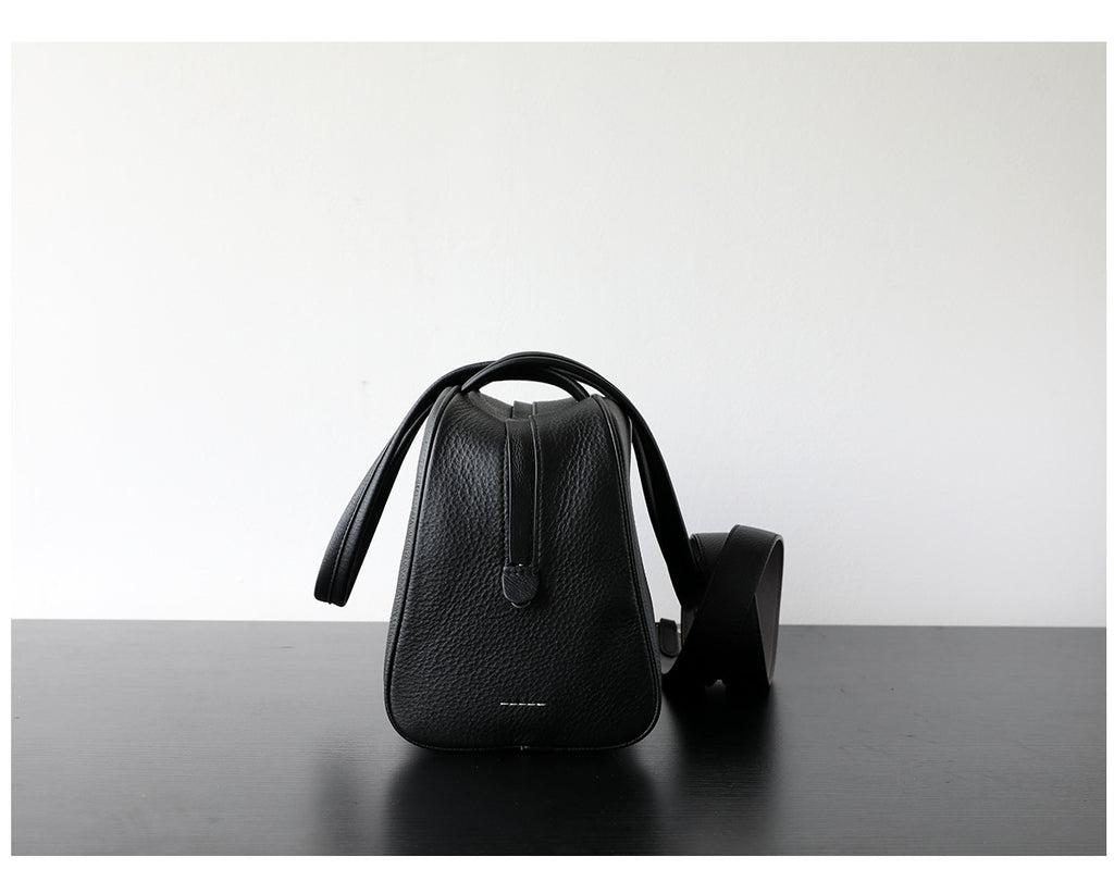 Sac Boston en cuir pleine fleur, sac bandoulière spacieux et élégant, coloris noir – vue de coté