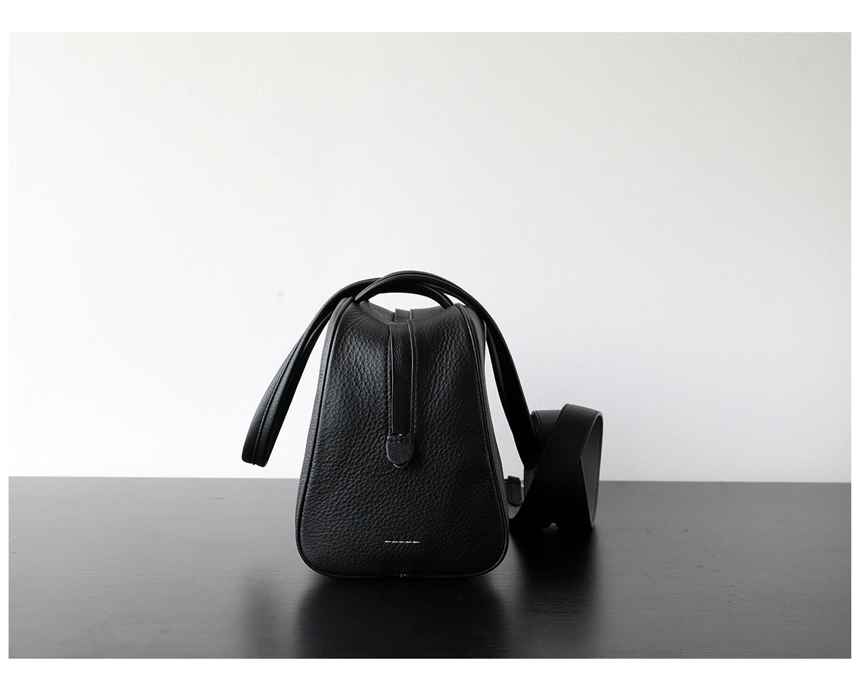 Sac Boston en cuir pleine fleur, sac bandoulière spacieux et élégant, coloris noir – vue de coté