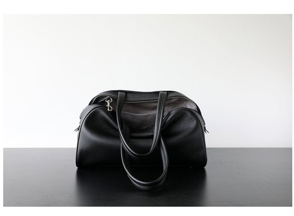 Sac Boston en cuir pleine fleur, sac bandoulière spacieux et élégant, coloris noir – vue de face