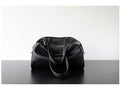 Sac Boston en cuir pleine fleur, sac bandoulière spacieux et élégant, coloris noir – vue de face