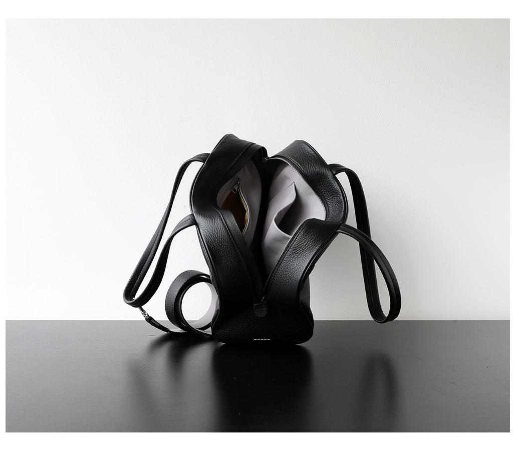 Sac Boston en cuir pleine fleur, sac bandoulière spacieux et élégant, coloris noir – vue de l'intérieur