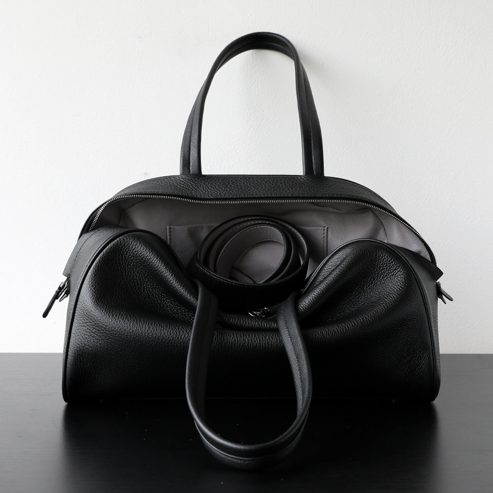 Sac Boston en cuir pleine fleur, sac bandoulière spacieux et élégant, coloris noir – vue frontale