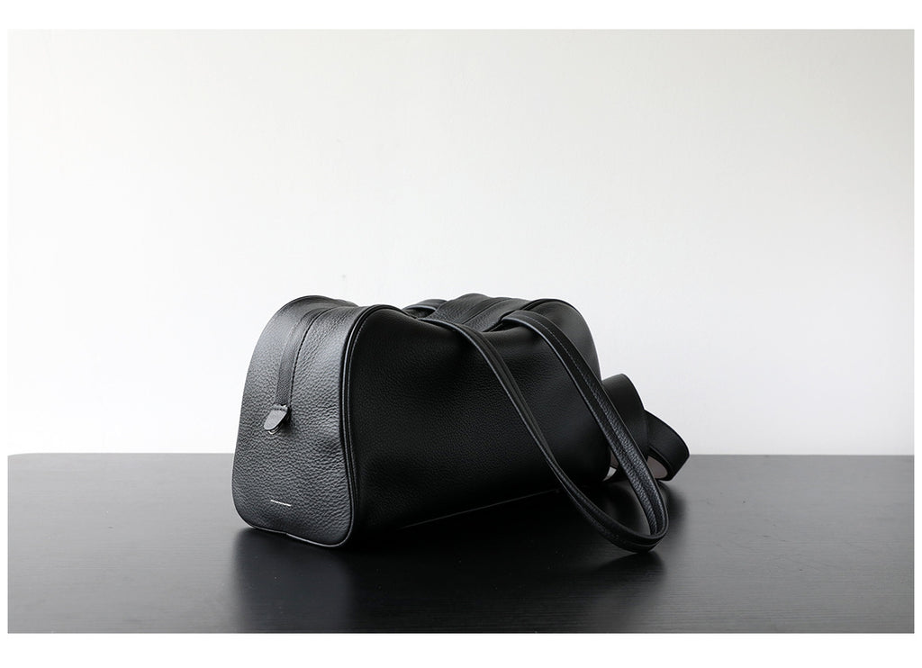 Sac Boston en cuir pleine fleur, sac bandoulière spacieux et élégant, coloris noir – vue latéral