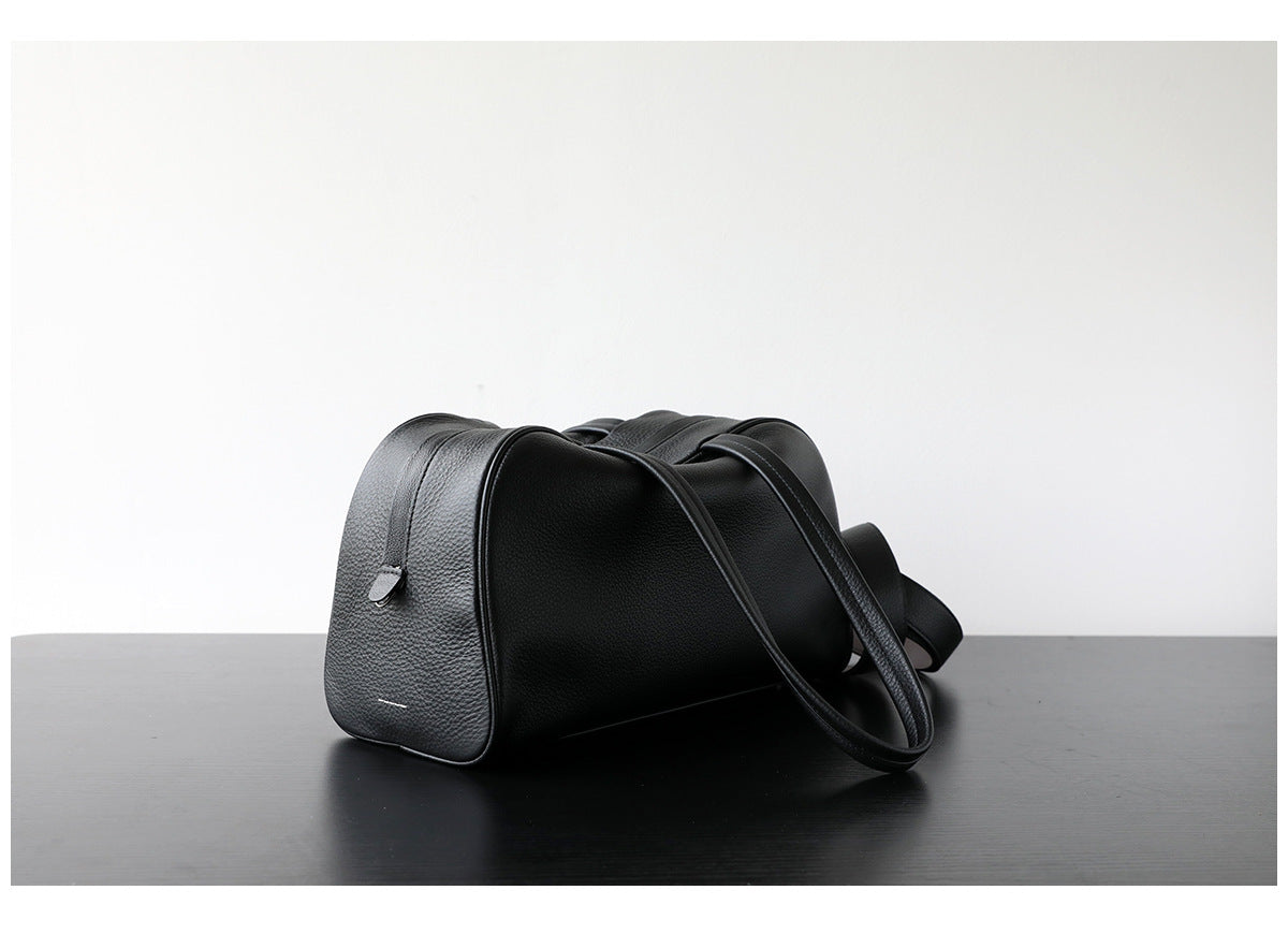 Sac Boston en cuir pleine fleur, sac bandoulière spacieux et élégant, coloris noir – vue latéral