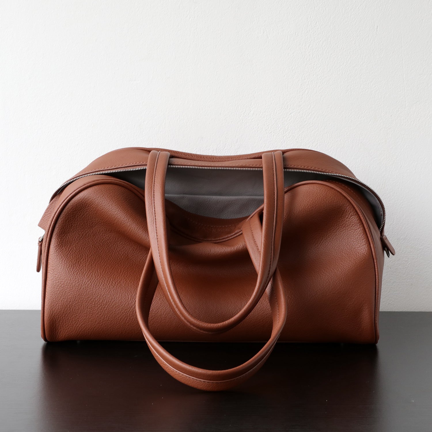 Sac Boston en cuir pleine fleur, sac bandoulière spacieux et élégant, coloris brun selle – vue frontale
