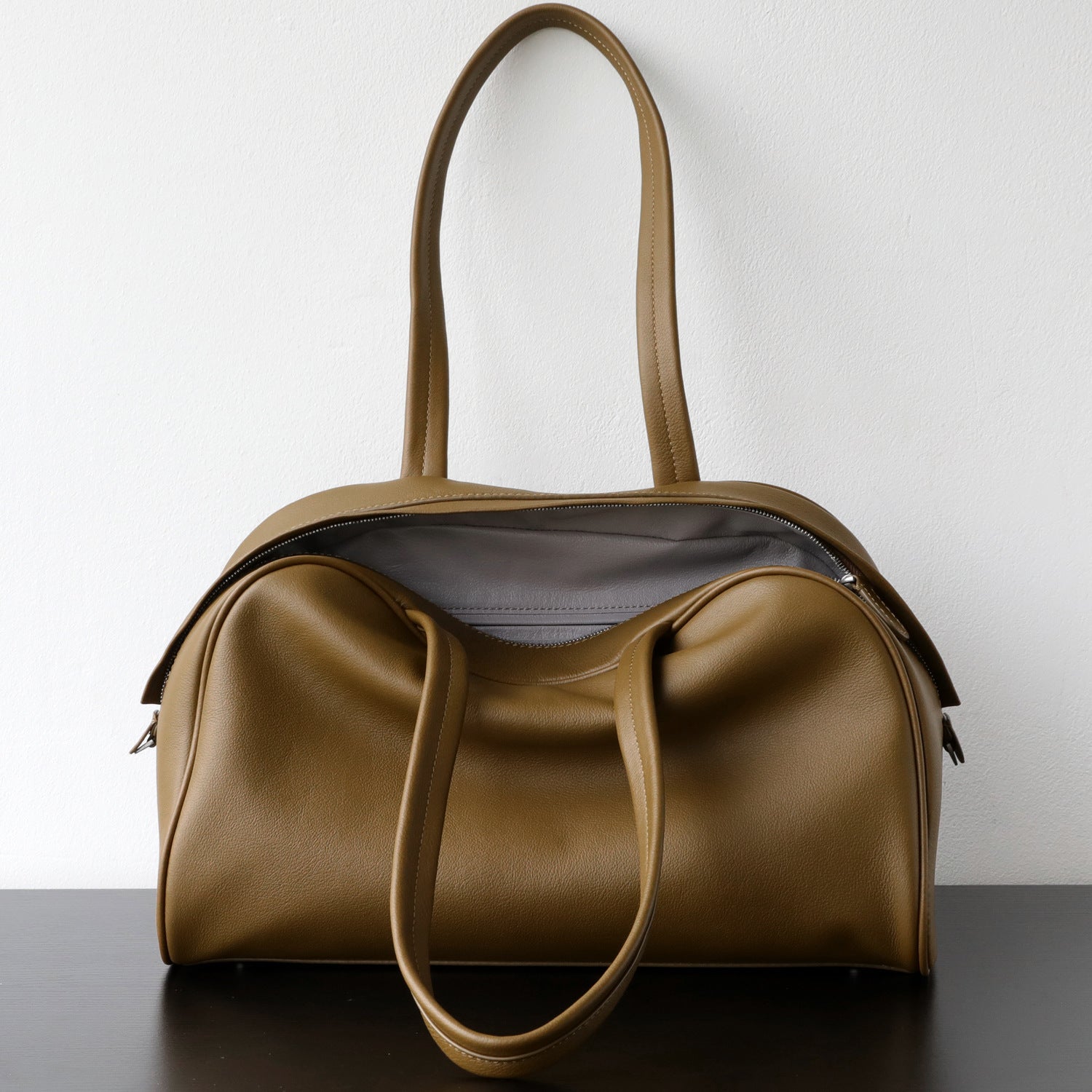 Sac Boston en cuir pleine fleur, sac bandoulière spacieux et élégant, coloris vert olive – vue frontale