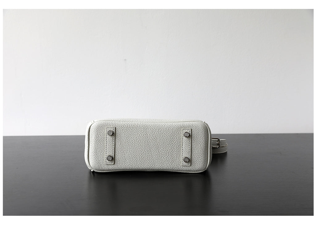 Sac Kelly bandoulière en cuir véritable, finition lisse, coloris blanc, vue de bas