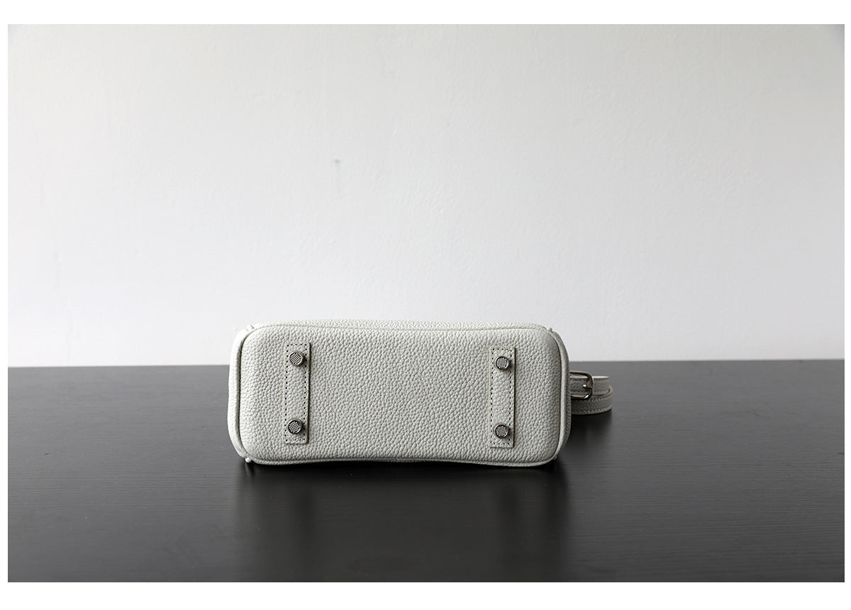 Sac Kelly bandoulière en cuir véritable, finition lisse, coloris blanc, vue de bas