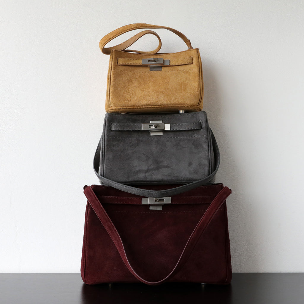 Sac Kelly en daim, petit sac bandoulière femme, coloris rouge foncé, gris, jaune – vue frontale