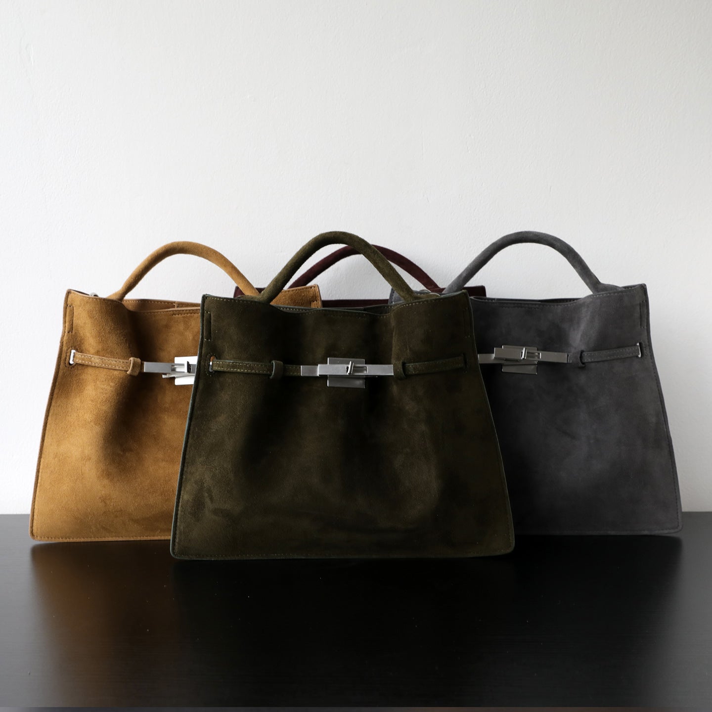 Sac Kelly femme en daim, coloris doré foncé, vert olive, gris foncé, vue frontale.