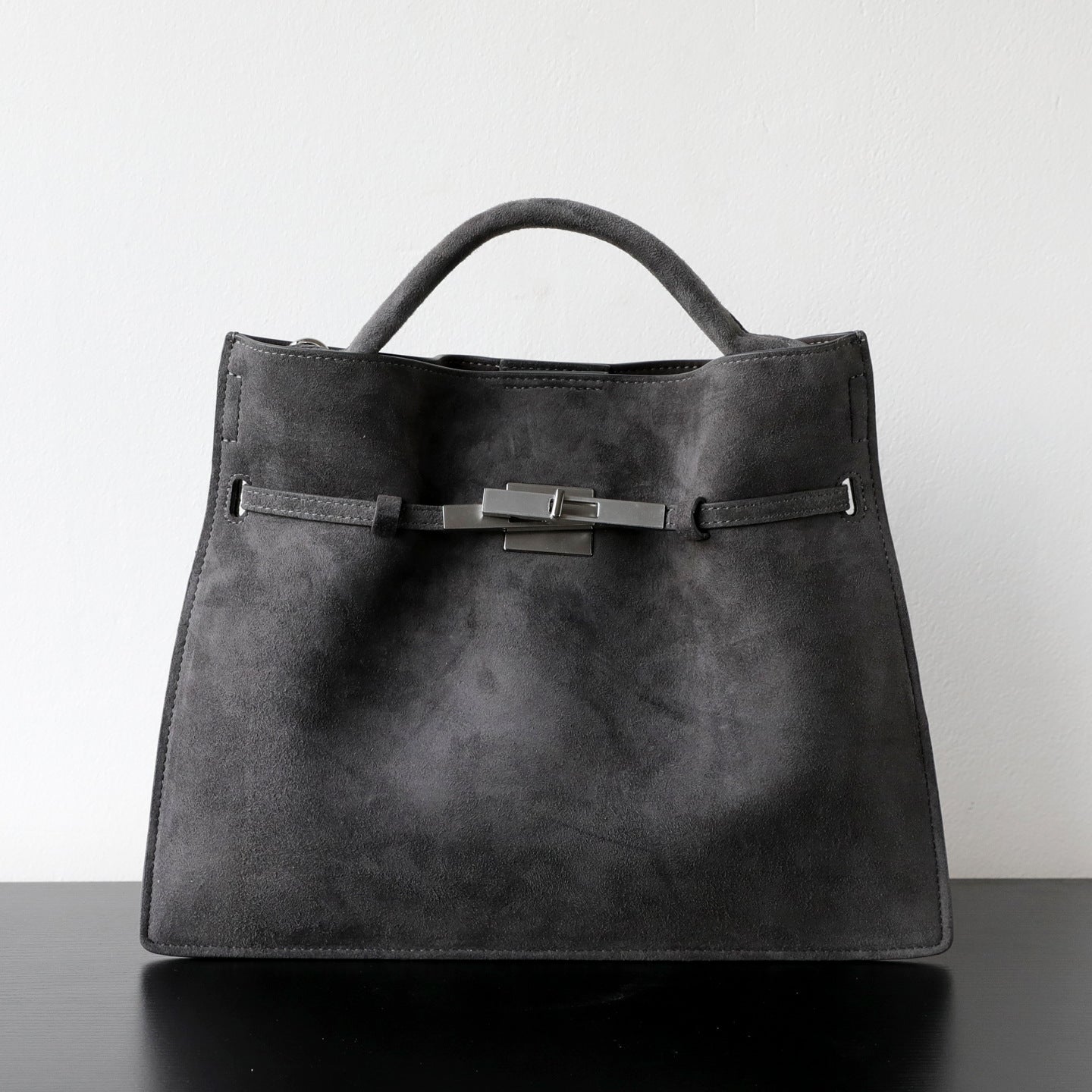 Sac Kelly femme en daim, coloris gris foncé, vue  frontale