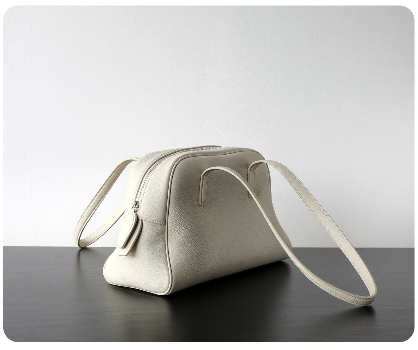 Sac bowling femme en cuir pleine fleur, sac porté épaule, coloris blanc – vue latéral.
