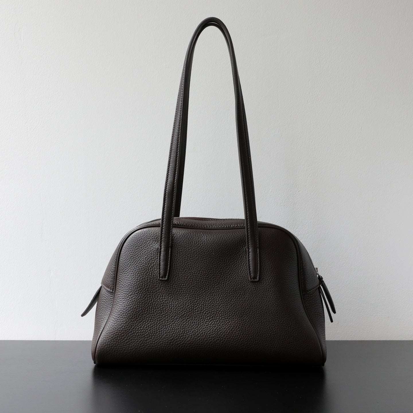 Sac bowling femme en cuir pleine fleur, sac porté épaule, coloris noir – vue frontale.