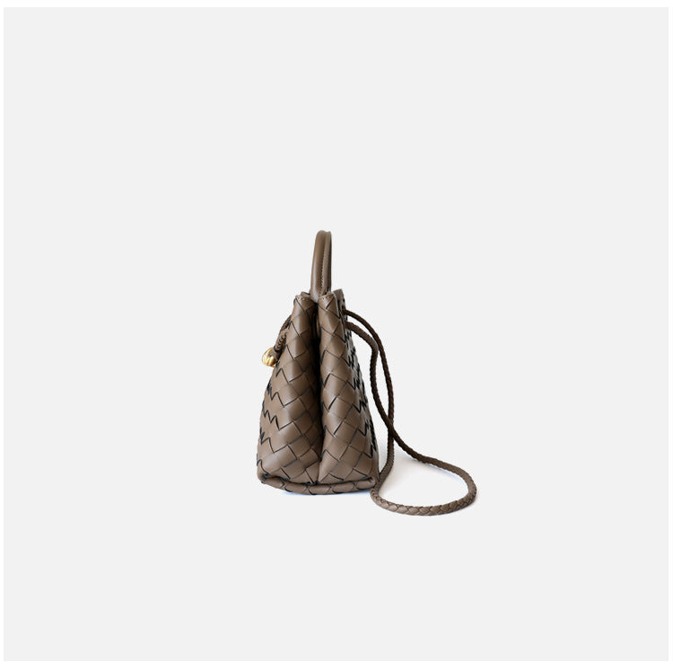 Sac cabas en cuir tressé pour femme, coloris brun foncé, vue de coté
