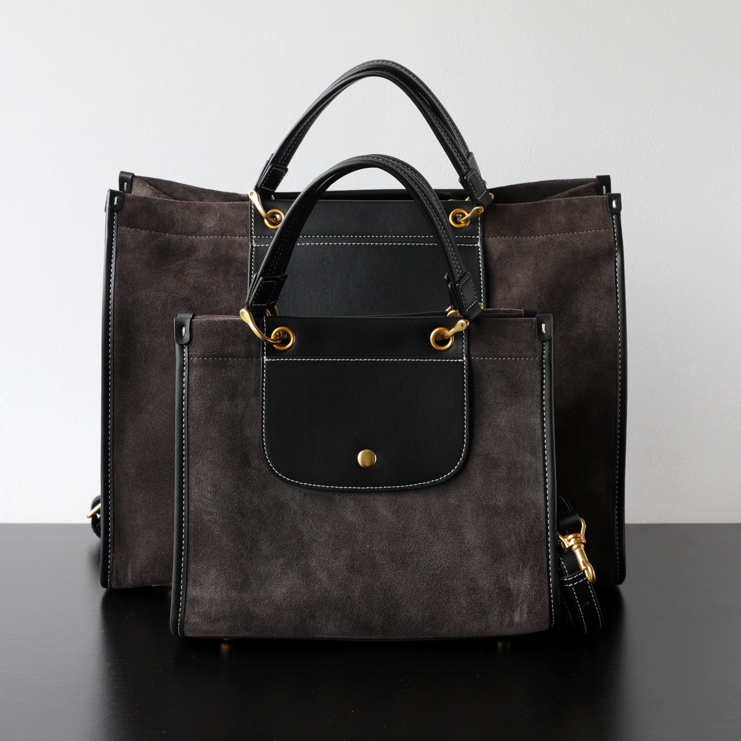 Sac cabas en daim femme, tailles petit et grand, tailles petit et grand, coloris brun foncé,  vue frontale