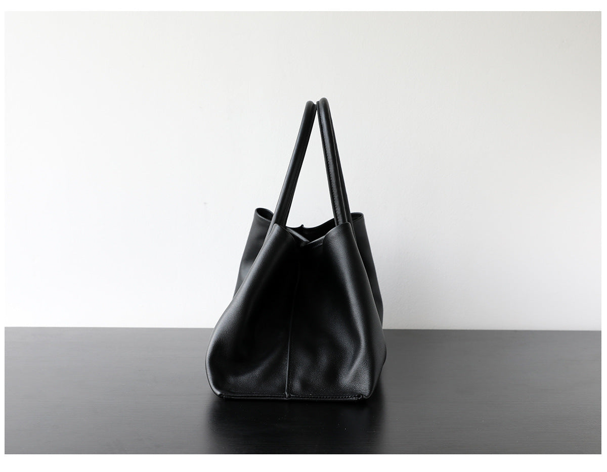 Sac cabas femme en cuir de vachette, sac bandoulière grand format noir – vue de coté.