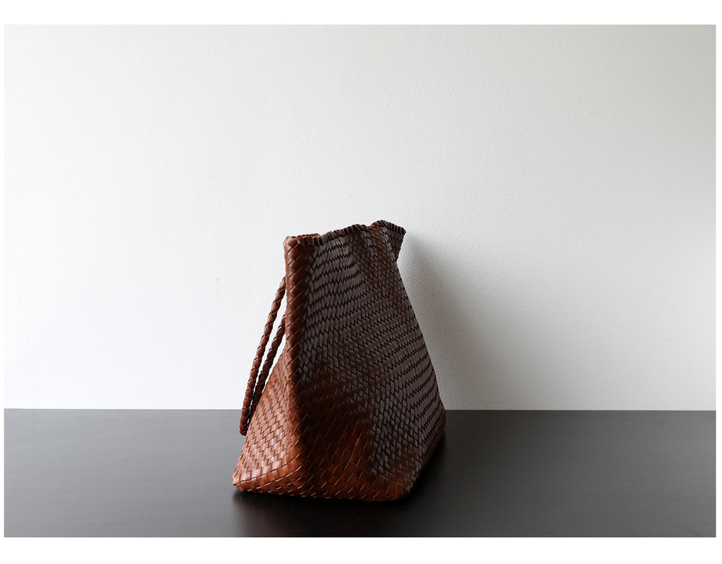 Sac cabas femme en cuir tressé, coloris brun, vue de coté