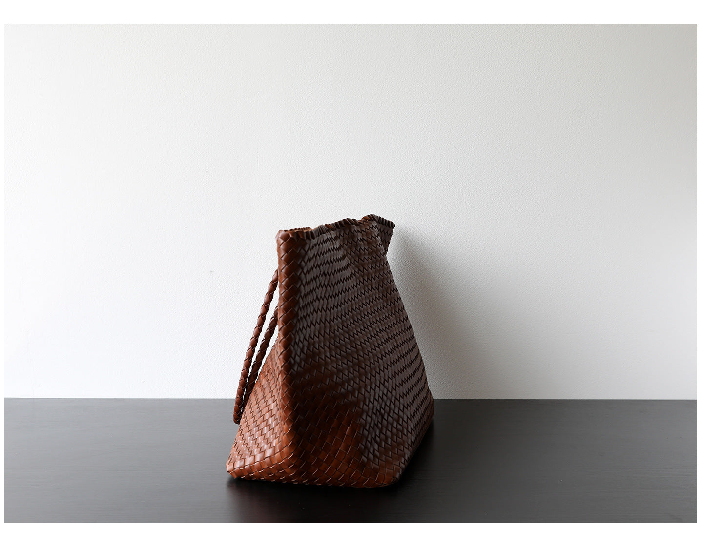 Sac cabas femme en cuir tressé, coloris brun, vue de coté