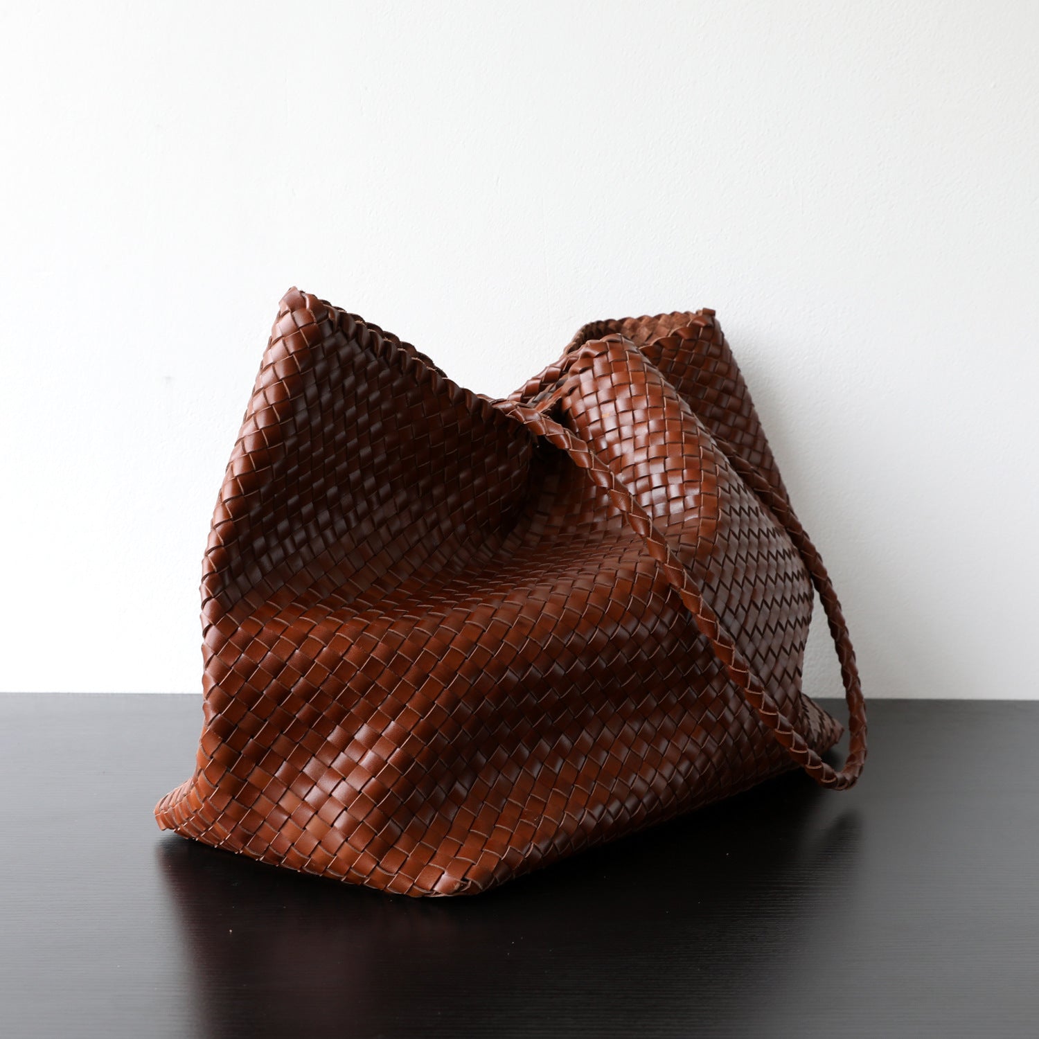 Sac cabas femme en cuir tressé, coloris brun, vue latéral
