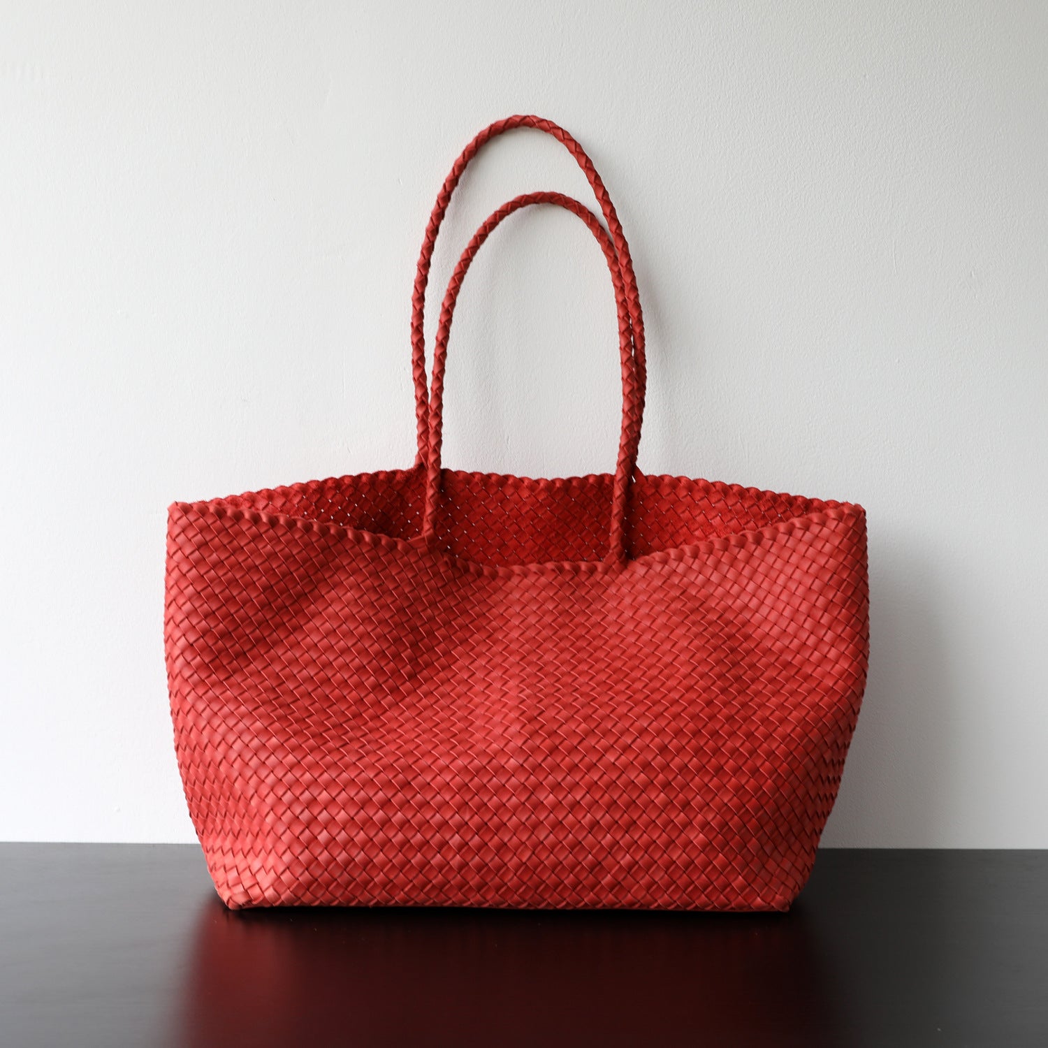 Sac cabas femme en cuir tressé, coloris rouge tomate , vue frontale
