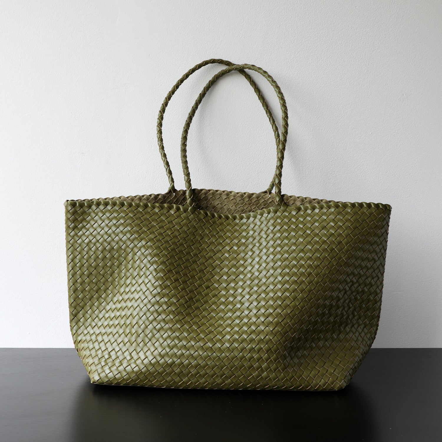 Sac cabas femme en cuir tressé, coloris vert sauge , vue frontale