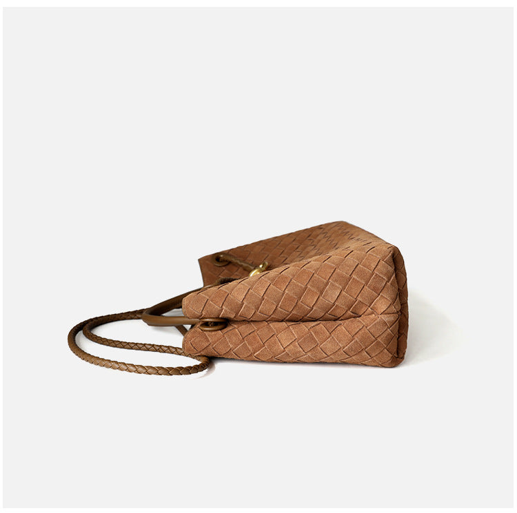Sac cabas femme en cuir tressé haut de gamme, coloris brun, vue latéral.