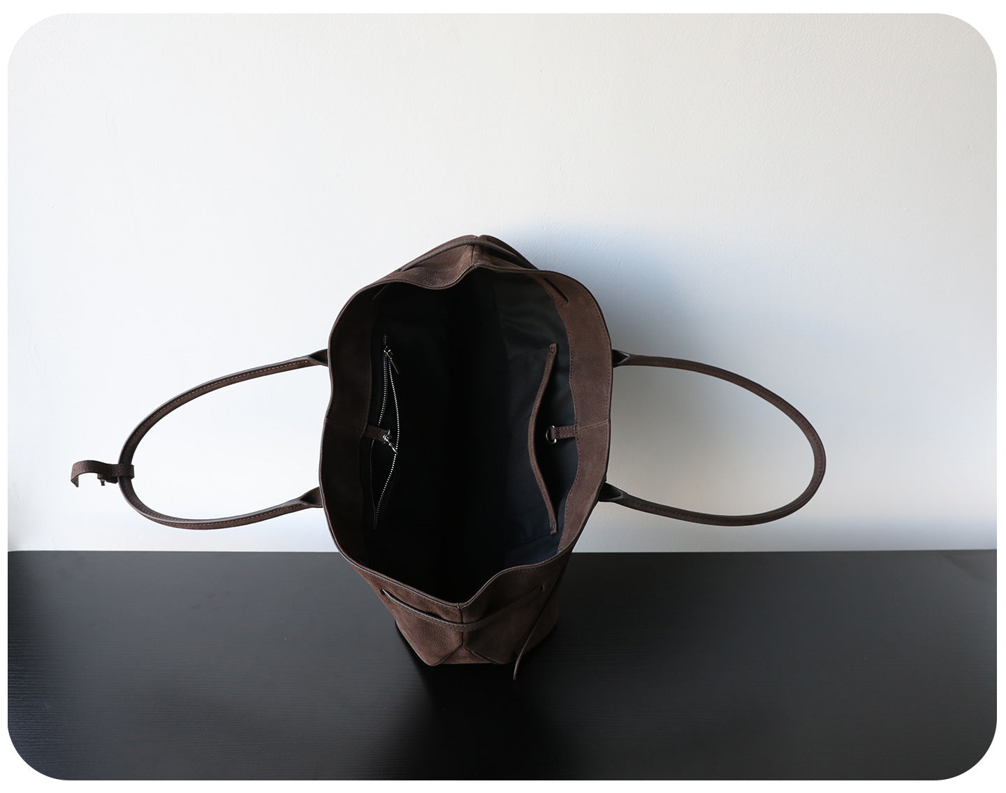 Sac_cabas_femme_en_daim_sac_bandouli_re_brun_fonc_vue_de l'intérieur