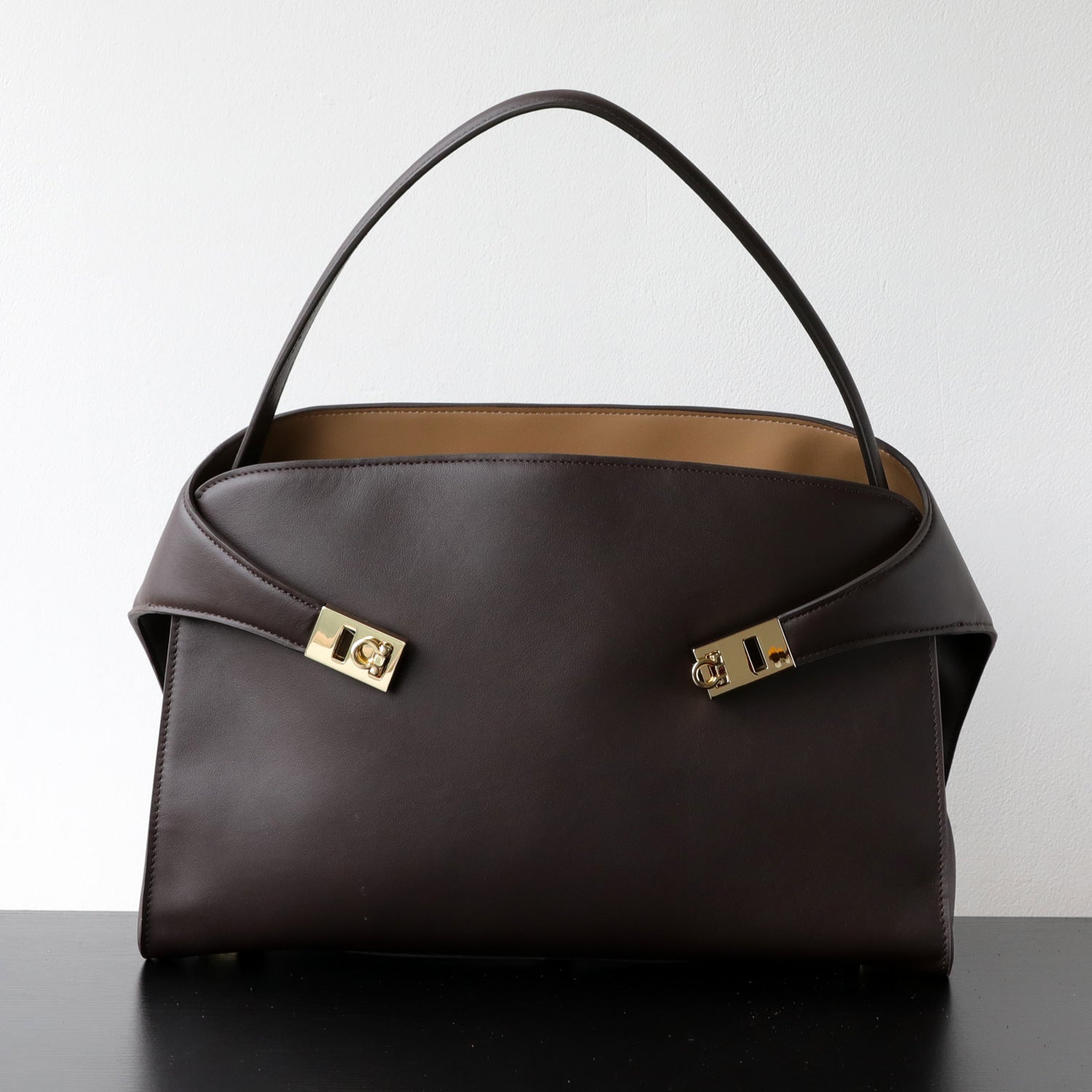Sac cabas femme élégant, tote bag en coloris marron foncé, vue frontale