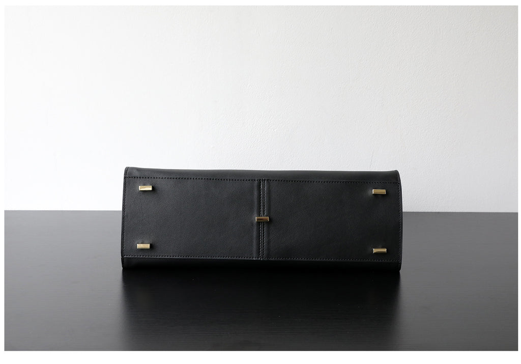 Sac cabas femme élégant, tote bag en coloris noir, vue de bas