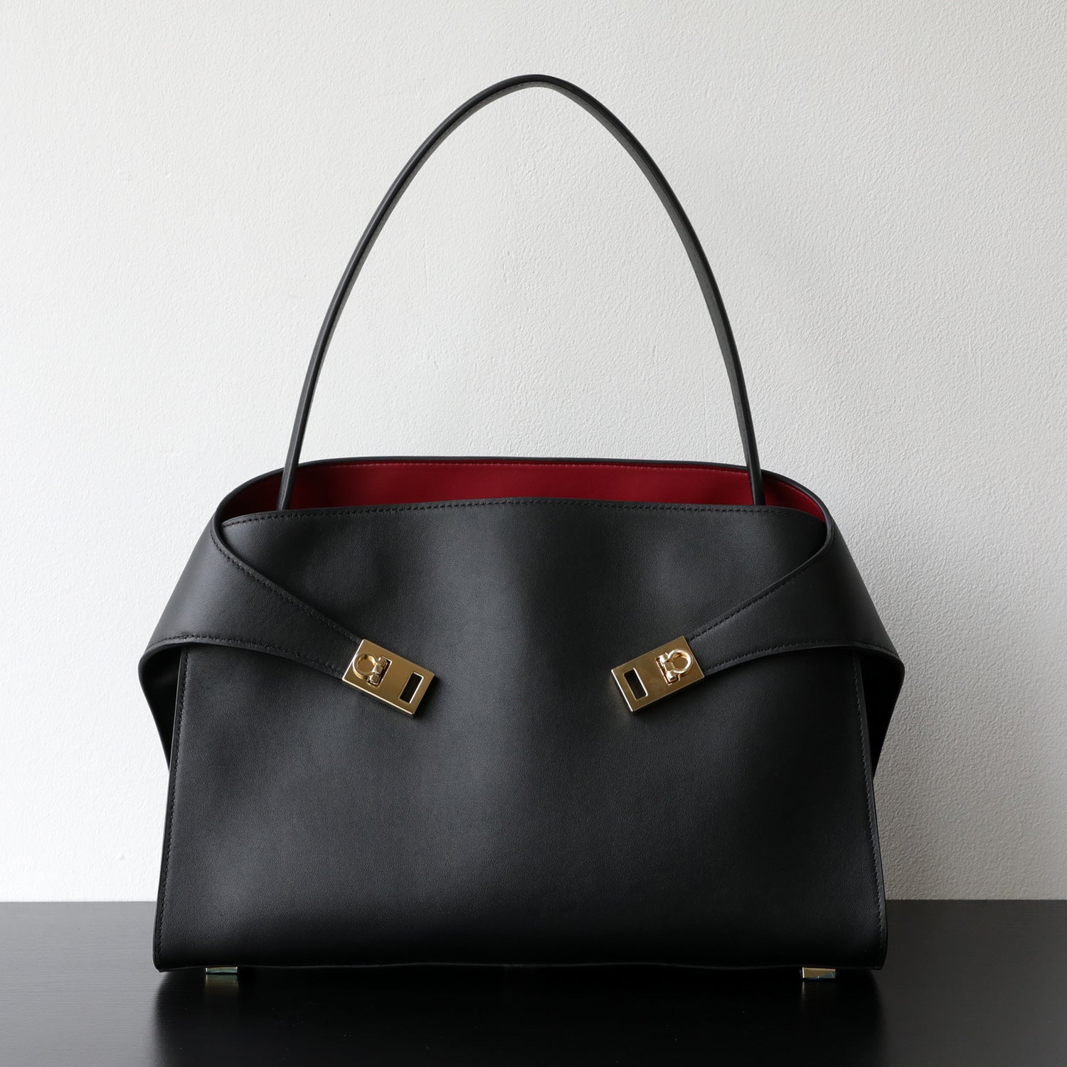 Sac cabas femme élégant, tote bag en coloris noir, vue frontale