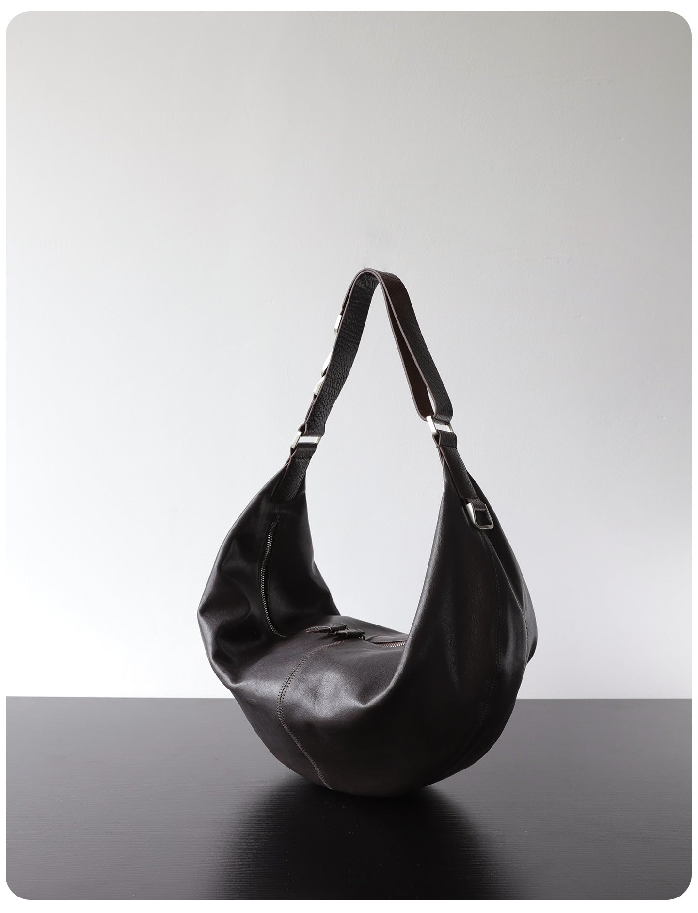Sac croissant femme en cuir véritable, sac bandoulière, coloris ébène, vue latéral
