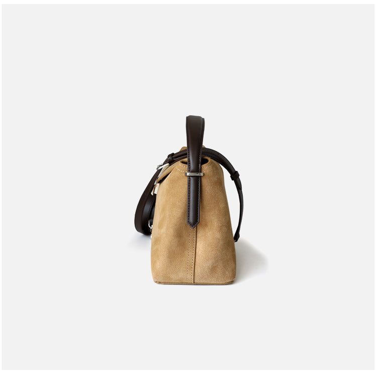 Sac en daim en cuir véritable de vachette, coloris beige, vue de coté