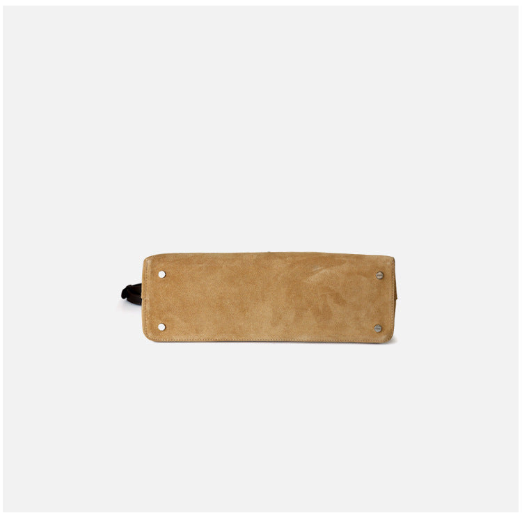 Sac en daim en cuir véritable de vachette, coloris beige, vue horizontal du bas
